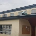 La Municipalidad de Villa La Angostura realiza tareas de mantenimiento en Escuela en el receso invernal.