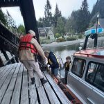 Prefectura Naval Argentina, asistio a kayakistas en el Lago Nahuel Huapi.