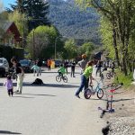 “Yo salgo a jugar” la propuesta que lleno de alegría las calles de Villa La Angostura.