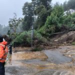 Cierre preventivo del acceso a Playa Correntoso por deslizamiento en el sendero.