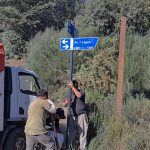 La Municipalidad de Villa la Angostura avanza con la colocación de nuevos nomencladores en Lomas del Correntoso.