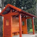 La Municipalidad avanza con el mantenimiento y mejora de las garitas de colectivos en Villa La Angostura.