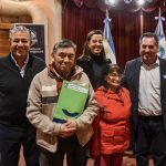 Villa La Angostura recibió 33 escrituras en un nuevo avance de la política habitacional de la Provincia.