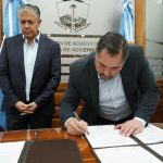 Javier Murer firmó un acuerdo con Rolando Figueroa para obras de agua, maquinaria e infraestructura en Villa La Angostura.