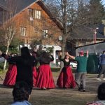 En una tarde con buena participación de público, Villa La Angostura celebró el Día del Bailarín Folklórico