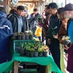 Primavera, naturaleza y compromiso ambiental en Villa La Angostura con entrega de plantines del Vivero Municipal.