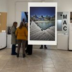 Éxito en la inauguración de “Una mirada sobre Villa La Angostura”: la fotografía vecinal colmó el MAC “Conrad Meier”