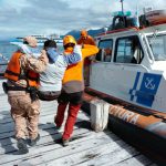 Auxiliaron a un turista que se lesionó en el sendero al Bosque de los Arrayanes y debió ser evacuado por el lago