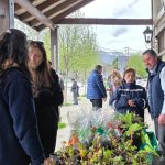 Villa La Angostura celebró el Día de la Familia con una entrega de plantines en la Avenida Arrayanes